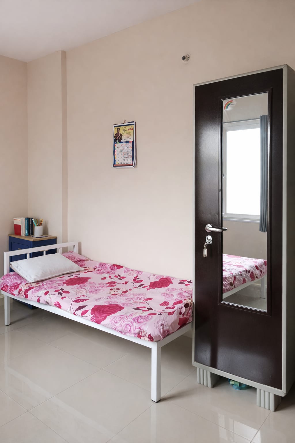 PG room with bed and cupboard at Parijat PG in Hadapsar Pune